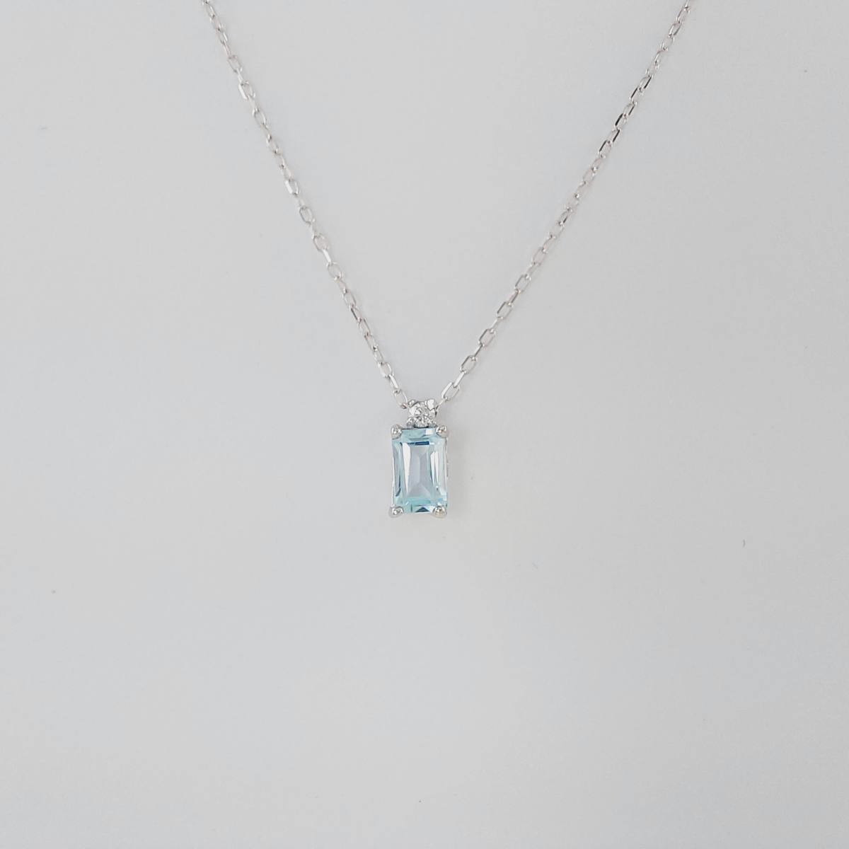 COLGANTE TOPACIO Y BRILLANTE 0.015 CT CON CADENA ORO BLANCO
