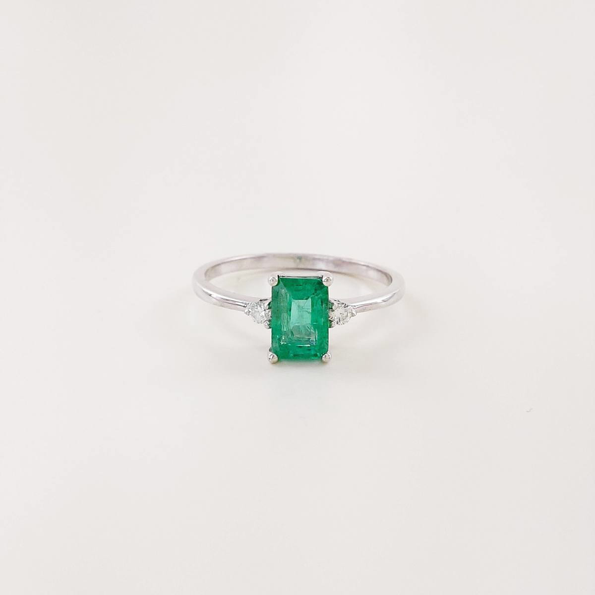 ANILLO ESMERALDA 0,58 CT Y BRILLANTES 0,04 CT