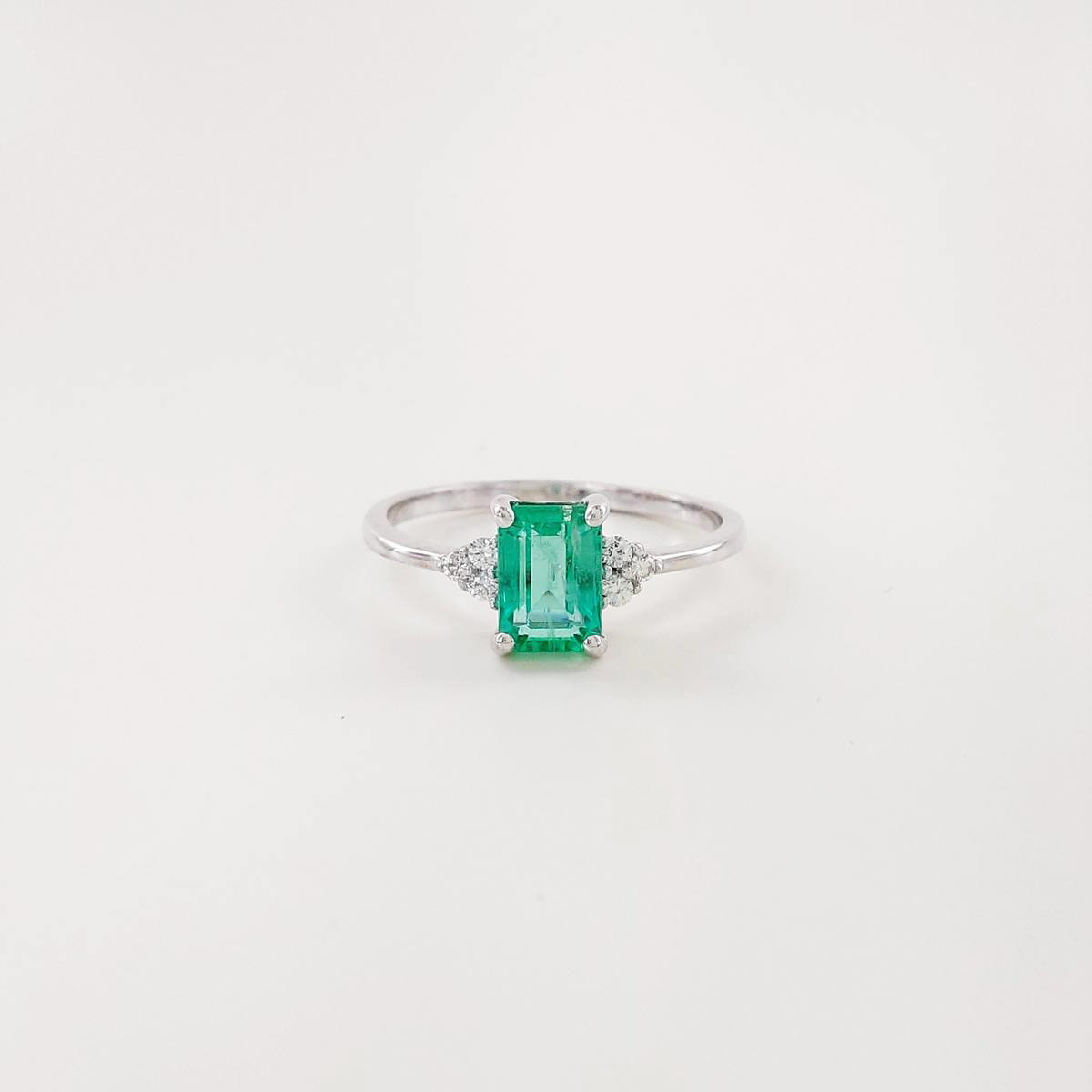 ANILLO ESMERALDA 0,75 CT Y BRILLANTES 0,06 CT